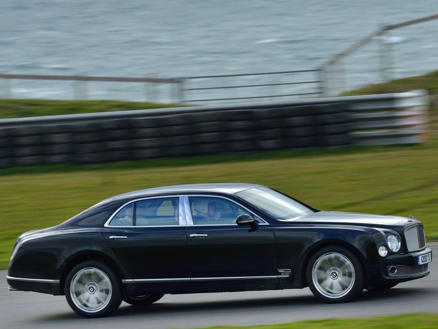  Bentley Mulsanne The Ultimate Grand Tourer 2013 года  (UK) (фото 3 из 23)